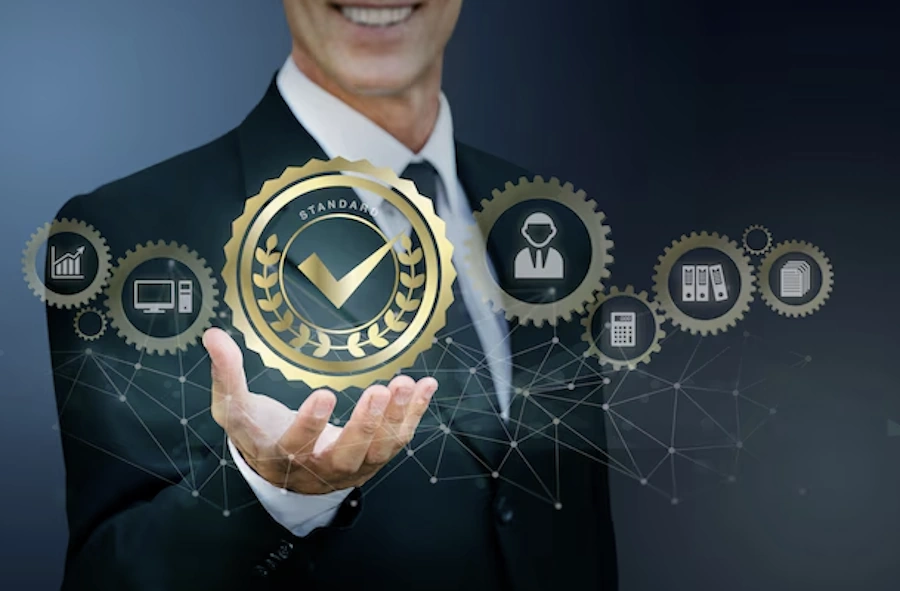 Imprenditore e consulente Cosicert che analizzano documenti di conformità aziendale a Palermo